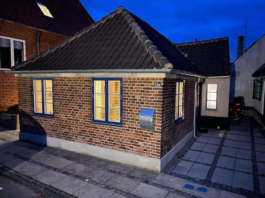 Hyggeligt Lille Byhus Lige Mellem Havnen Og Bytorv Ringkobing Luaran gambar