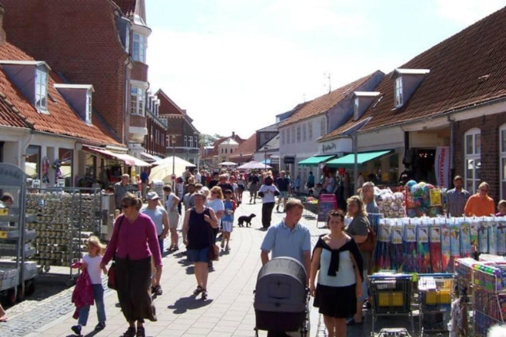 Hyggeligt Lille Byhus Lige Mellem Havnen Og Bytorv Ringkobing Luaran gambar